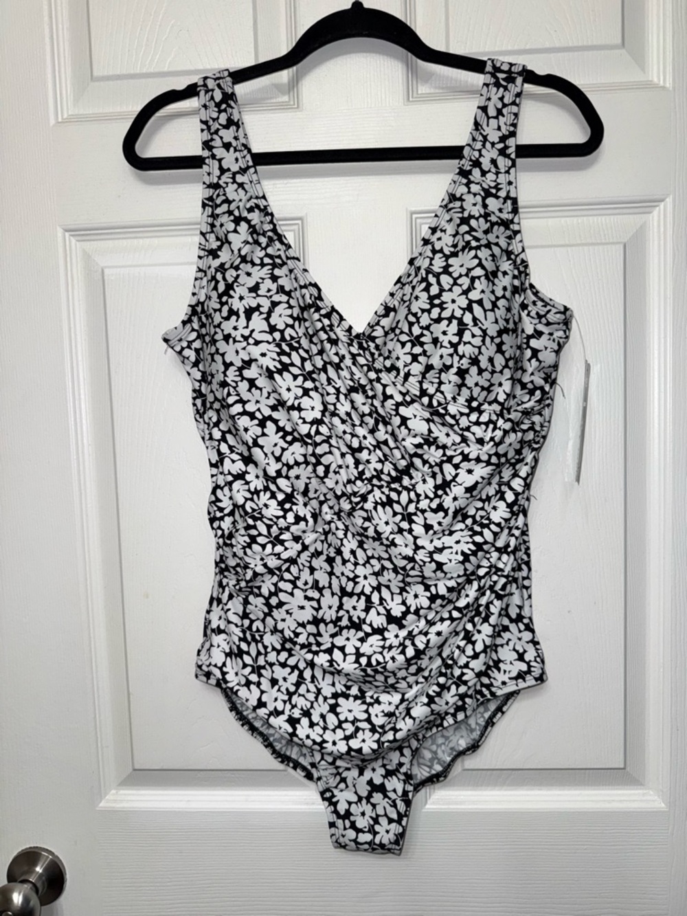 NWT Leo Levine V-Neck One Piece Swimsuit with Active Control Technology